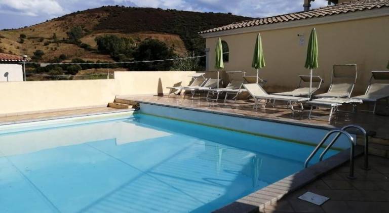 House with pool — photo 2