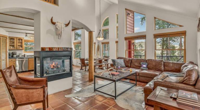 Vacation home with hot tub & barbeque — photo 3