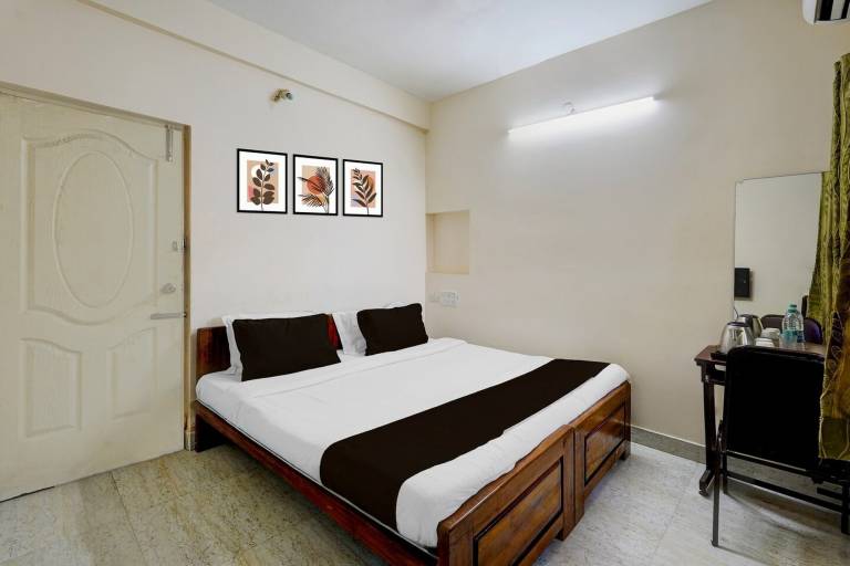 Super Townhouse Pallikarani Near Balaji Dental College