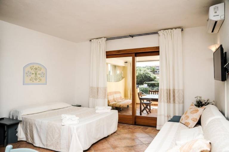 Holiday apartment with patio, yard & pool | Pets allowed — photo 5