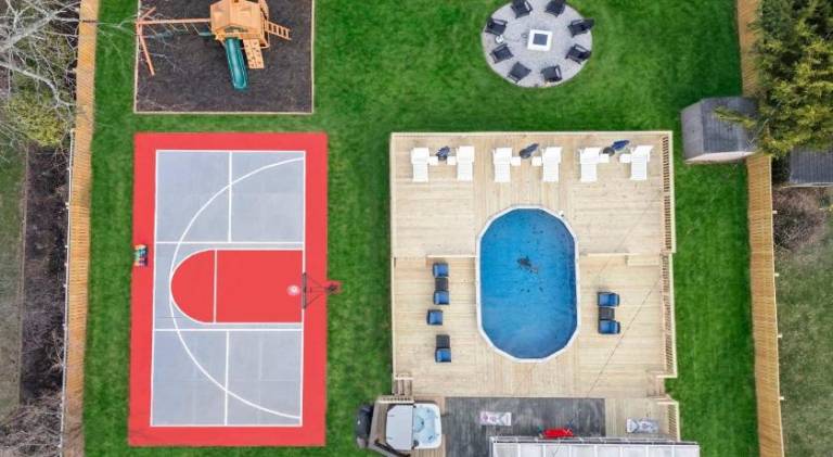 Fully equipped beautiful vacation home with jacuzzi, barbeque & yard | Pet-friendly in Franklin, OH