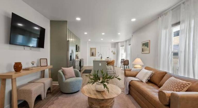 Stunning 2 BR - Parking and Walk to Park — photo 3