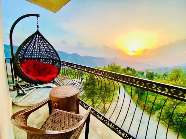 Stayenest Mashobra with Balcony View in Shimla