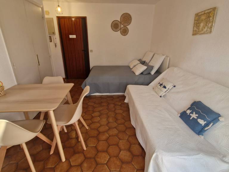Air-conditioned studio with parking near beach and shops in Sainte-Maxime — photo 3