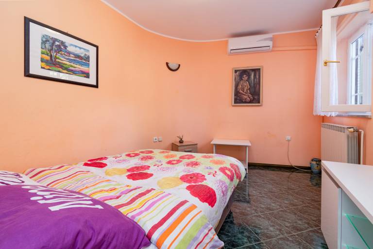Rental apartment with BBQ, pool & patio — photo 3