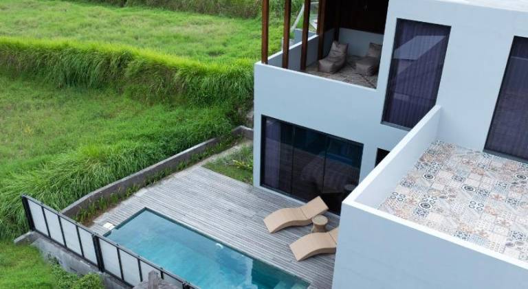 Villa with pool — photo 4