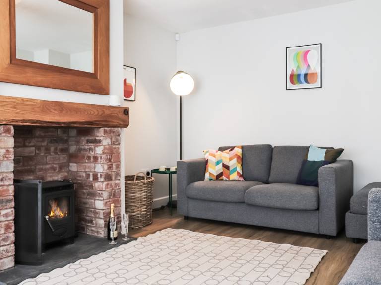 Family-friendly lovely cottage with hot tub & yard | Pet-friendly — photo 4