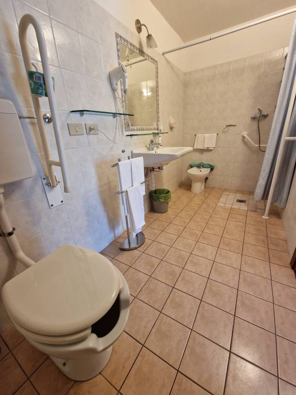 La Sabbiona - Agriturismo, ristorante, alloggi e cantina: Camera KAKI - matrimoniale o doppia al piano terra con bagno, tv e aria condizionata - colazione a richiesta — photo 5
