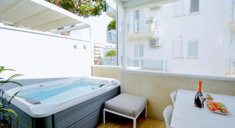 Serviced apartment with private pool, hot tub & patio | Close to the beach | Pets are welcome — photo 3