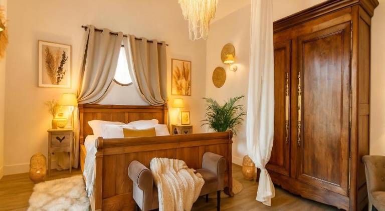 Vacation home with jacuzzi & pool in Bayeux