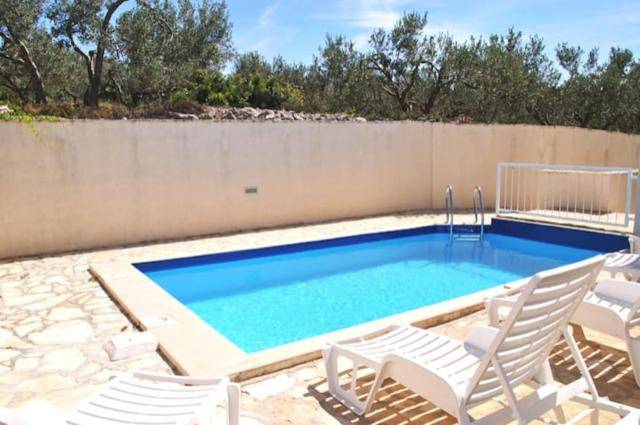 Apartment with pool — photo 5