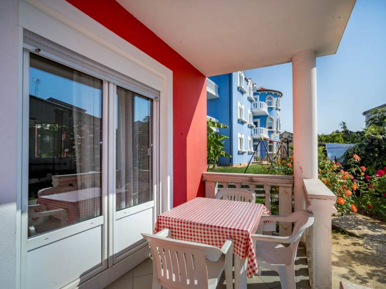 Wonderful apartment with patio, pool & yard | Pet-friendly — photo 2