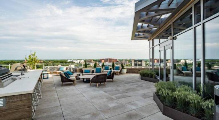 Apartment with pool, patio & grill in Bethesda, MD