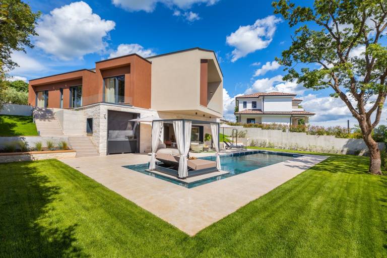 Fully equipped spacious villa with hot tub, yard & barbeque | Pets are welcome in Porec