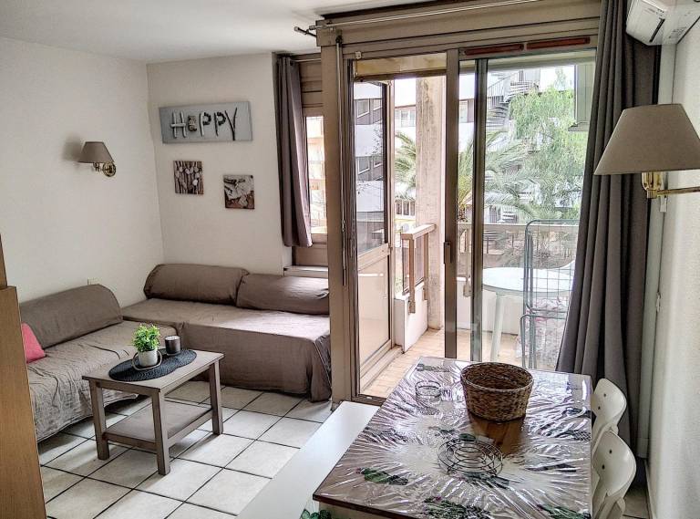 Holiday apartment with patio & yard — photo 2