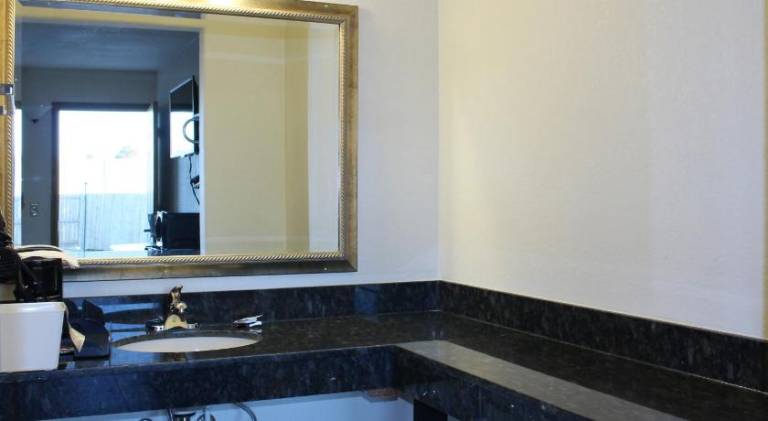 Royal Inn & Suites — photo 5