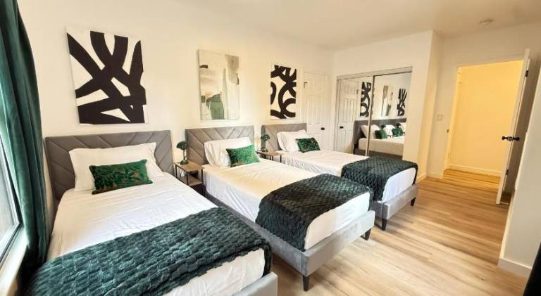 Modern Duplex with 6 beds and Sofa bed in Miracle Mile Longwood — photo 2