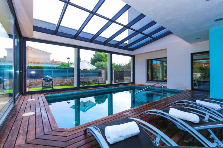 Family-oriented villa with barbecue, yard & private pool | Pets are welcome — photo 2