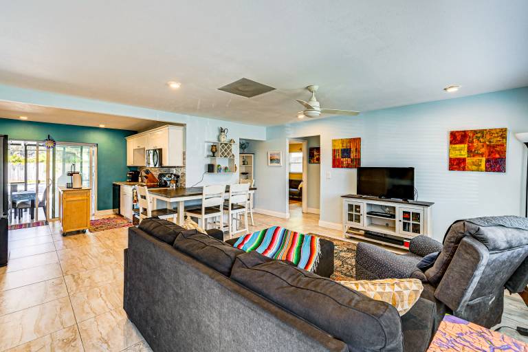 Pet Friendly! Sunny Getaway 3 Mi to Barefoot Beach — photo 4