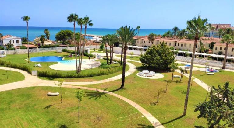 Apartment with yard, patio & pool in Denia