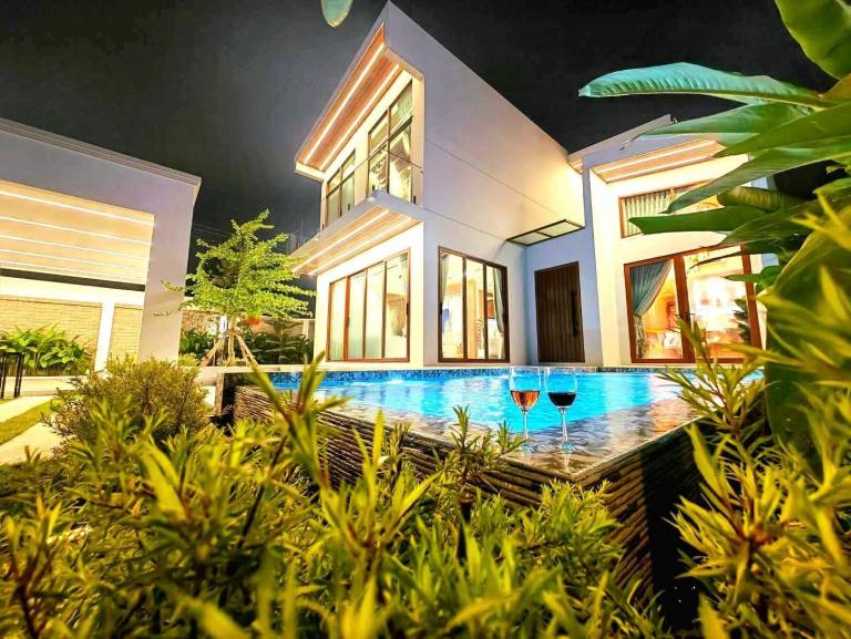Fully equipped villa with pool, hot tub & garden | Suitable for remote work | Pets are welcome in Chonburi
