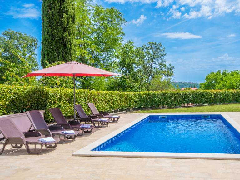 Family-friendly pleasant rental with grill, garden & pool | Pool view | Pets are welcome — photo 4