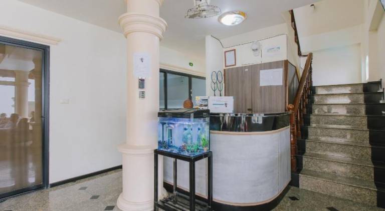 Serviced apartment with terrace, pool & garden — photo 5