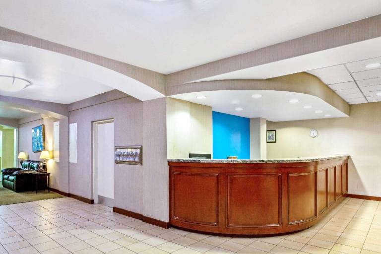 La Quinta Inn & Suites by Wyndham Stamford / New York City — photo 4