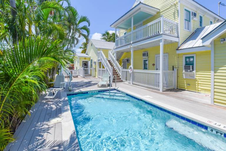 Rental apartment with pool | Near Southernmost Point | Next to the beach | Dogs allowed — photo 2