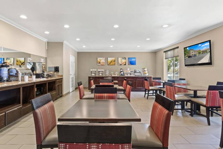 Comfort Inn & Suites Lancaster Antelope Valley — photo 4