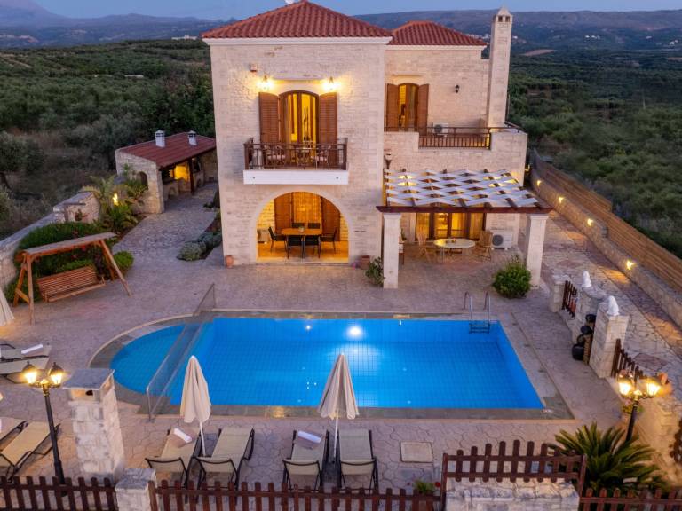 Familienfreundliche Villa mit Pool BBQ Kinderbereich