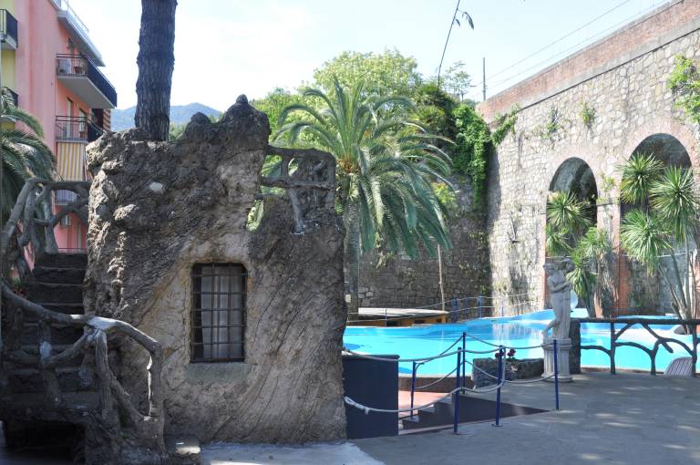 Apartment with patio, pool & yard | Garden view in Moneglia