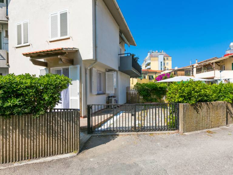 Apartment with garden & terrace — photo 2