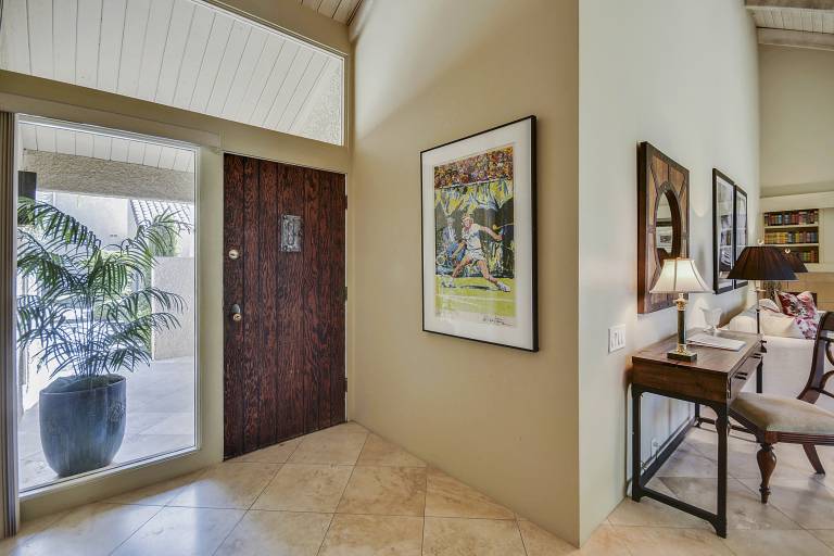 Condo with pool, hot tub & barbecue | Mountain view — photo 2