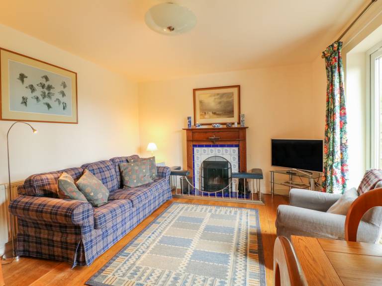 Cottage with garden — photo 3