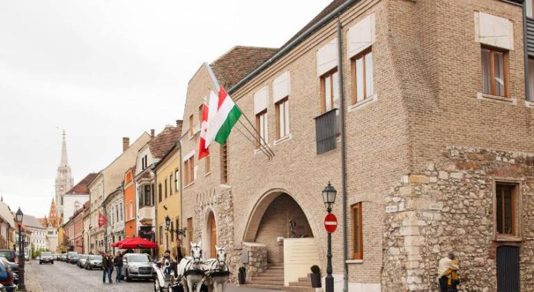 Rental apartment with yard, jacuzzi & sauna | Next to Fisherman's Bastion in Budapest