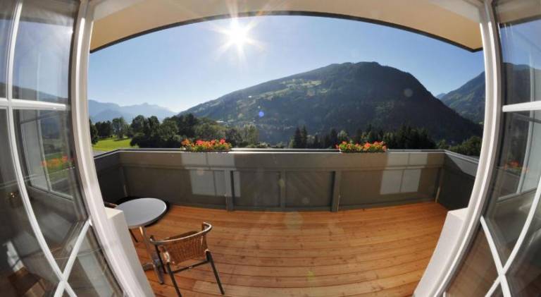 Family-oriented pleasant serviced apartment with pool, sauna & patio | Next to the ski | Dogs allowed — photo 4