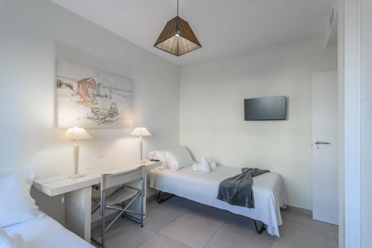 Apartment with pool, terrace & yard — photo 5