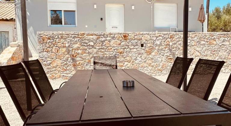 Holiday apartment with barbecue, yard & patio — photo 3