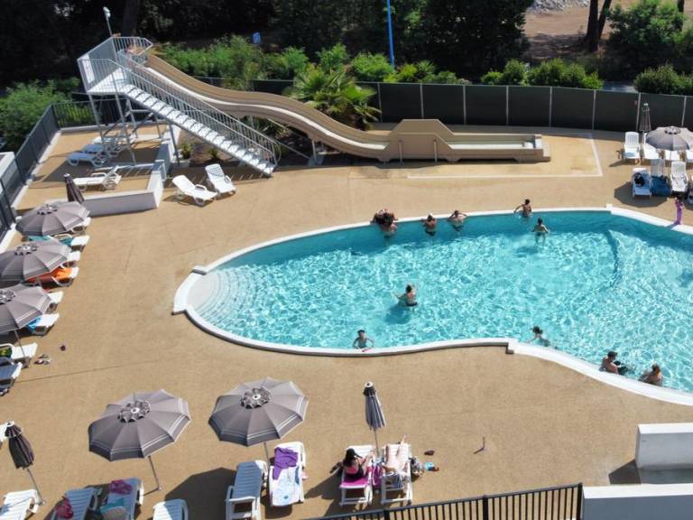 Child-friendly mobile home with patio, heated pool & barbeque | Pets are welcome — photo 3