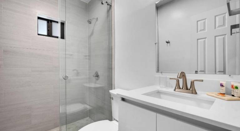 Villa Roads - Ideal Stay in Miami - King - Bed Parking - Near Airport, Brickell, Coconut Grove, Litt — photo 2