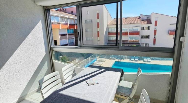 Apartment with pool — photo 4