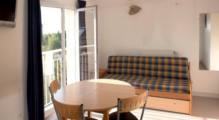 Serviced apartment with patio & garden — photo 4