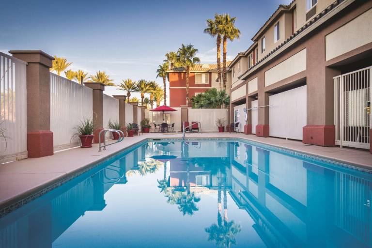 La Quinta Inn & Suites by Wyndham Las Vegas Red Rock — photo 2