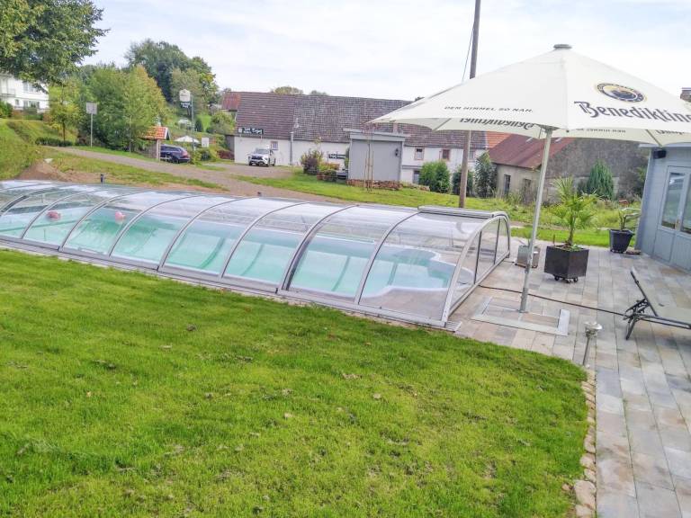 Chalet with sauna, patio & pool | Pets are welcome — photo 4