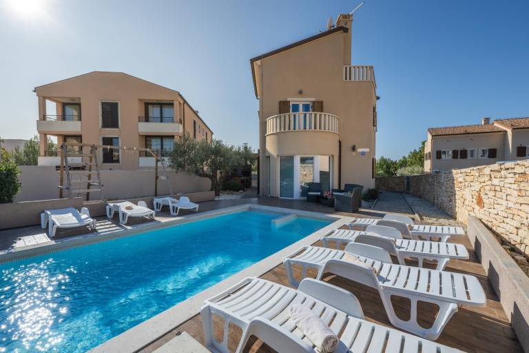 Villa with private pool, terrace & BBQ | Garden view — photo 3