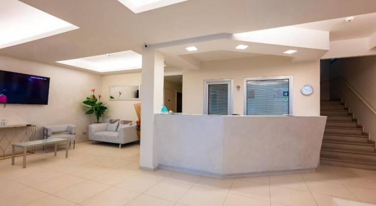 Serviced apartment with patio | Beach nearby | Dogs allowed — photo 4
