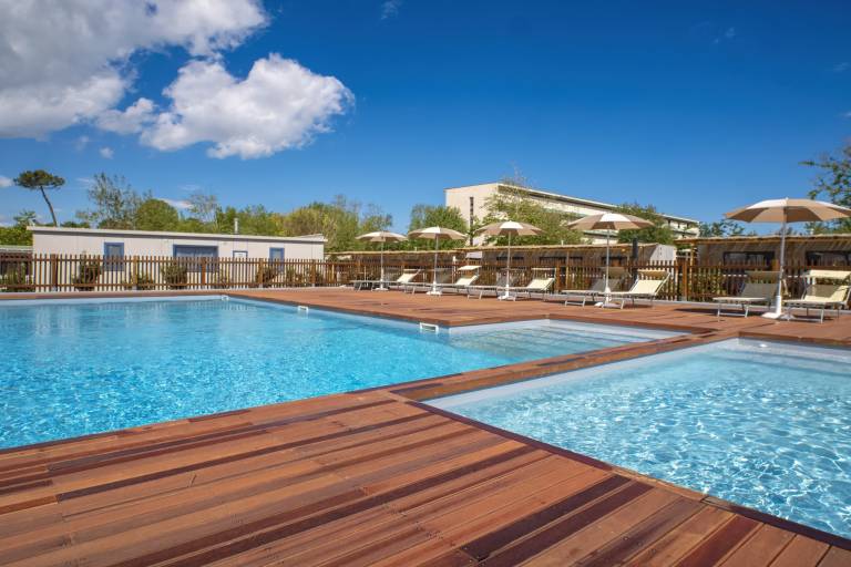 Mobile home with pool & patio | Nature view — photo 3