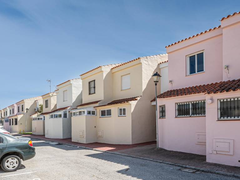 Fully equipped house with yard & pool | Close to the beach | Dogs allowed — photo 2
