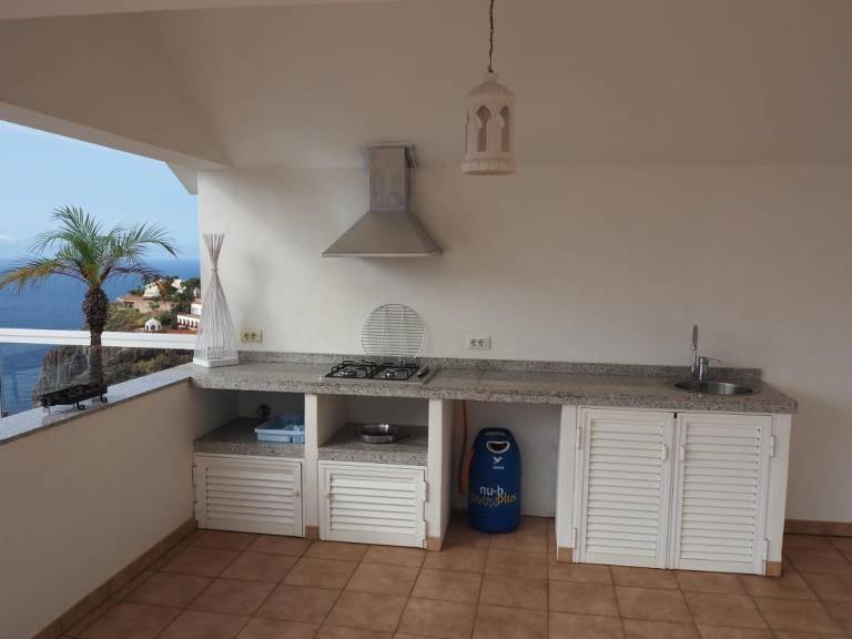 Vacation Home "Hibiscus" with Sea View, Pool & Wi-Fi — photo 4